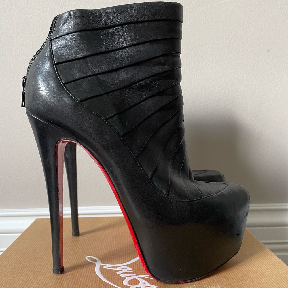CHRISTIAN LOUBOUTIN
Nappa Amor 160 Plattorm Ankle
Booties Heels size 38.5 Black